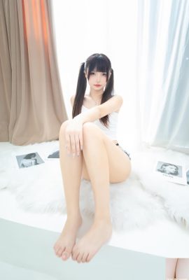 «Джинсовые шорты 3» Канамэдзаки Мафую. Ее длинные белые ноги настолько горячие, что она этого не выдерживает (75P)