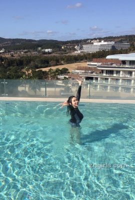 Корейская красивая девушка демонстрирует свое идеальное тело в бассейне (30P)