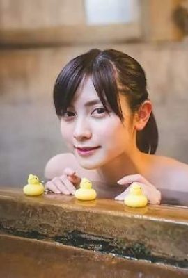 Светлокожая девушка с молочной кожей в голубом банном полотенце, Момоцуки Нана, принимает ванну в горячем источнике (21P)