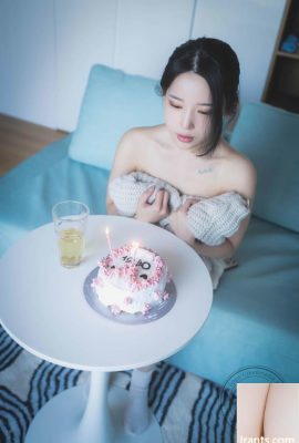 Корейская красавица Yeha на вечеринке по случаю дня рождения с кремовым пирогом (41P)