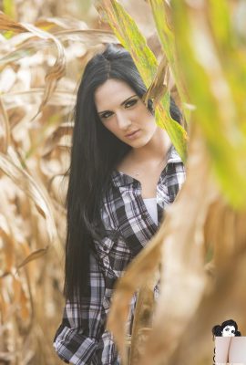 (Suicide Girls) Грим Дэниелз – Кому нужны вешалки для одежды, когда у тебя есть кукурузное поле