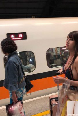 Когда я ехал на скоростном поезде, я был удивлен, увидев, что девушка передо мной была такой сексуальной… ее боковые сиськи были ОП!  (9П)