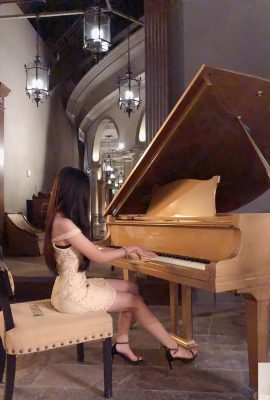 Элегантная девушка, играющая на пианино в «Золотом Санмае», маленькое платье не может скрыть ее хорошие формы ~ Ян Яньэр (10P)