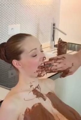 Шоколадный завтрак маленького ребенка с большой грудью такой сладкий (36p)