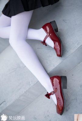 (Кролик играет с фильмами)-Среди меня ждет красная обувь (40p)