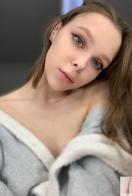 Красивая только модель FANS Little Kitty выставляет напоказ свои отверстия и сиськи в соло (20p)