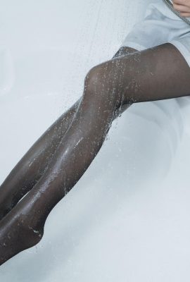 (Кролик играет с фильмами) — как ощущение впитывания чулок в воде (44p)