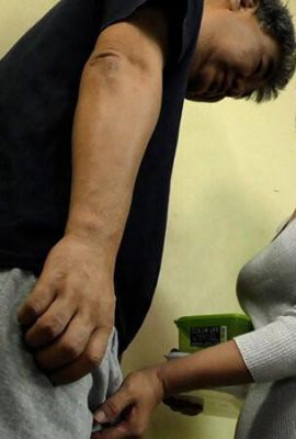 Разочарованная зрелая женщина соблазняет свою соседку одедой, которая подчеркивает ее грудь и имеет непристойный, непристойный секс с непристойной женщиной! (20p)