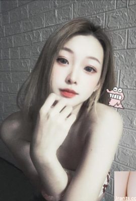 Красивое тело «Little Hani» собирается показать свою жестокую большую грудь (10p)