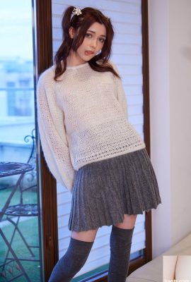 Красивая детка Мила Азул играет со своей бритой киской во время сексуальной стриптиз (21p)