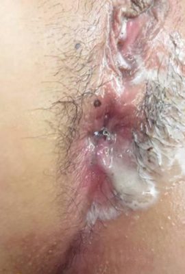 Два дяди подняли молодую женщину и трахнули ее, касаясь ее. После траха, они по очереди облизывали свои члены чистыми (12 пенсов)