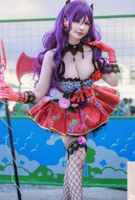 coser«Волшебный цветок» показывает белые, нежные и тонкие ноги (10p)