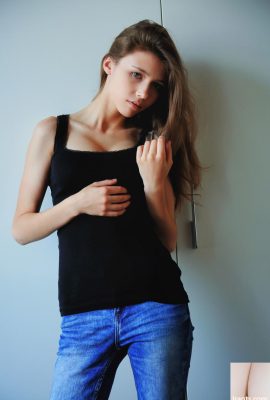 Брюнетка -подросток Мила Азул раскрывает свои великолепные большие сиськи и позы на обнаженных (20p)