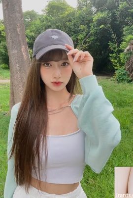 Красивая девушка с электрическими глазами излучает красивую атмосферу и сексуальна и горячая по всему телу (11p)