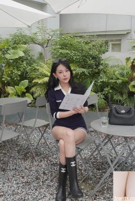 Красивый учитель «Келли» имеет тонкое лицо и пухлая фигура, чтобы привлечь внимание (11p)