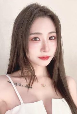 Молодая девушка с длинноногими «Xina» имеет справедливую и круглую фигуру, которая слишком красивая (10 пенсов)