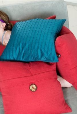 Маленькая красота такая же высокая, как талия сильного человека, и очень интересно видеть ее с большим членом (23p)