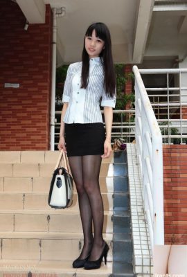 Какая свежая, красивая и чистая внешность, богиня черных чулок (21p)