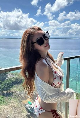 Сияющая фокус и гордое кривая тела доминирует над всей аудиторией (10p)