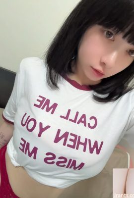 Красивая девушка «Петиди» показывает свои красивые кривые тела и привлекает привлекательное искушение (10p)