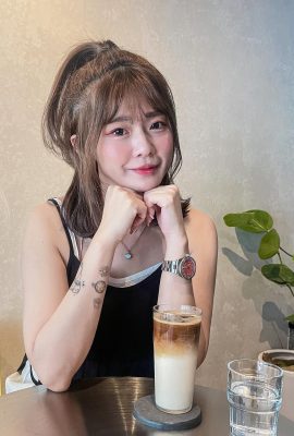 Красивая девушка «Солнечный Тинтинг» раскрывает свое белое и нежное тело перед своим оружием (10p)