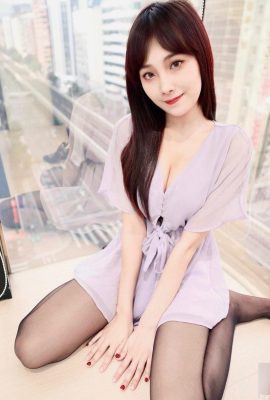 Темперамент симпатичной девушки «снежный» маленький и свежий, а ее высококачественные красивые ноги очень белые и нежные (10p)