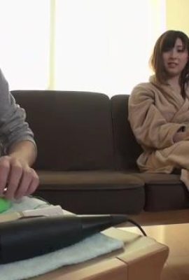 Актриса, у которой есть большая грудь, бьет отаку и приходит к ней домой, чтобы дать ей пользу. В Японии такая хорошая вещь (26p)