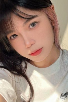 Девушка по соседству так взволнована ее темпераментом и красотой (10p)