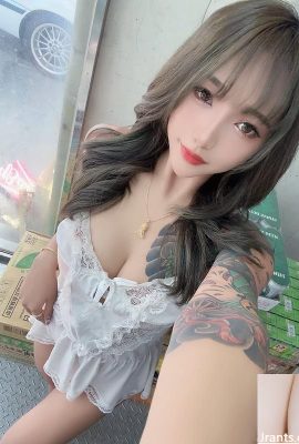 Глубокий V открывается на груди красивой груди (10p)