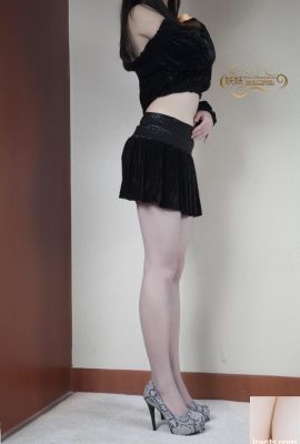 (Оригинальная красота) Посмотрите на дразнить эти длинные ноги под измельченной плотью (44p)