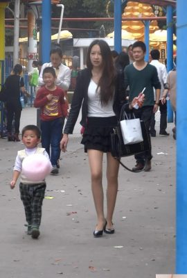 (Онлайн -коллекция) Уличная фотография лучшей молодой женщины все еще самоотверженная, когда она выставлена ​​(22p) (22p)