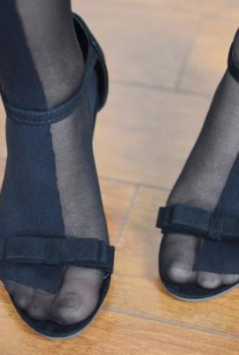 (Фото Legku) № 006 Выпуск длинноногих девушек с одноцелевыми открытыми черными чулками (33p)