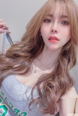 Сексуальный маленький дьявол «Кэти Сюань» имеет пухлую форму груди, которая очень привлекательна (10p)