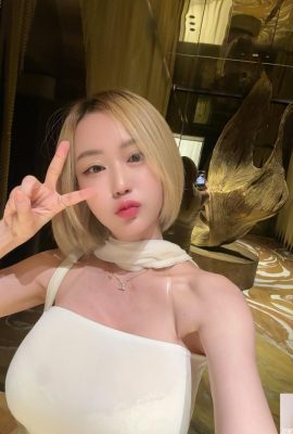 У блондинки «Mewbd» есть горячее тело, которое выпукается спереди и наклонившись назад (11p)