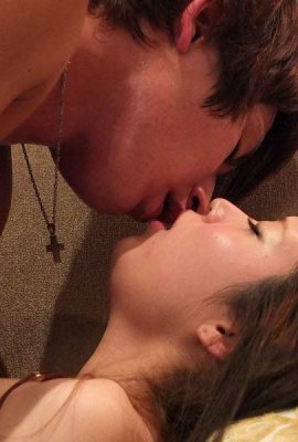 Хозяйка высокопоставленного чиновника купила подарок для маленького лица для своего большого члена (19p)