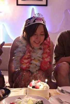 Празднование дня рождения — это съесть шоколадные батончики, нежна танака