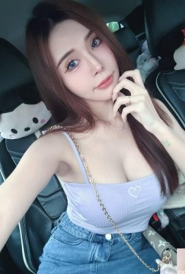 Горячая маникурист «Молли» демонстрирует свою белую и нежную фигуру. Вся картина очень заманчивая (10p)