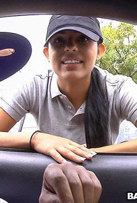 Так приятно наблюдать за красивой девушкой, ухмыляющейся от удовольствия (12P)