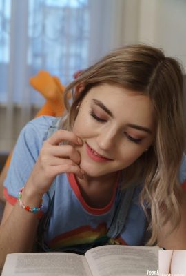 Симпатичная тинка Ева Элфи показывает и хватает свои идеальные сиськи и пальцы (21P)