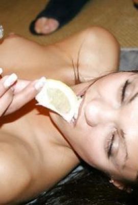 Плоский живот распутной блондинки весь в сперме после группового секса (11P)