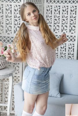 Бледно-рыжая Настя заплетает волосы в косички, обнажая свое подростковое тело (20P)