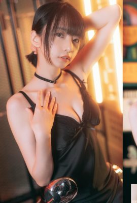 «Красивая грудь молодой девушки Т Хо Гуй с B-глазами демонстрирует ее глубокую канавку… невозможно остановить потрясающий объем груди (10P)