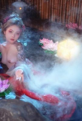 Классическое красотка с большой грудью купается