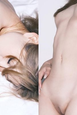 Блондинка с татуировками смело обнажает свое прекрасное тело и нежную киску, и все это обнажено (11P)