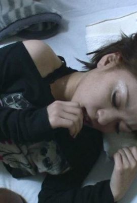 Девушка-любитель с супер волосатой киской, должно быть, очень сексуальна и распутна в постели (28P)