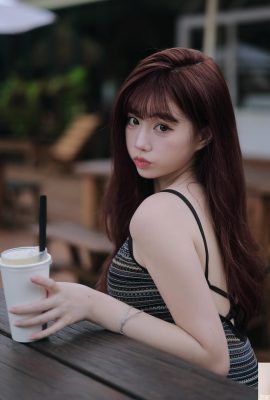 У «Цы. Цзы Тин» большие глаза, она такая милая и милая… улыбка такая очаровательная (10P)