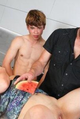 Женщина, которая может взять на службу своему мужу двух лучших друзей, действительно великолепна (15P)