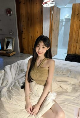 У «Чжан Цици» большие слезящиеся глаза и такая милая улыбка, что все ее тело излучает очарование (10P)