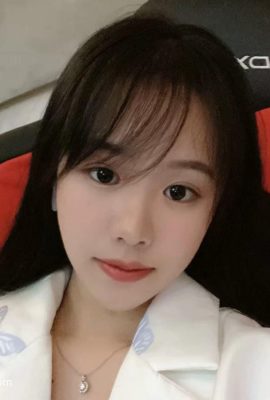 Красивая студентка колледжа (18P)